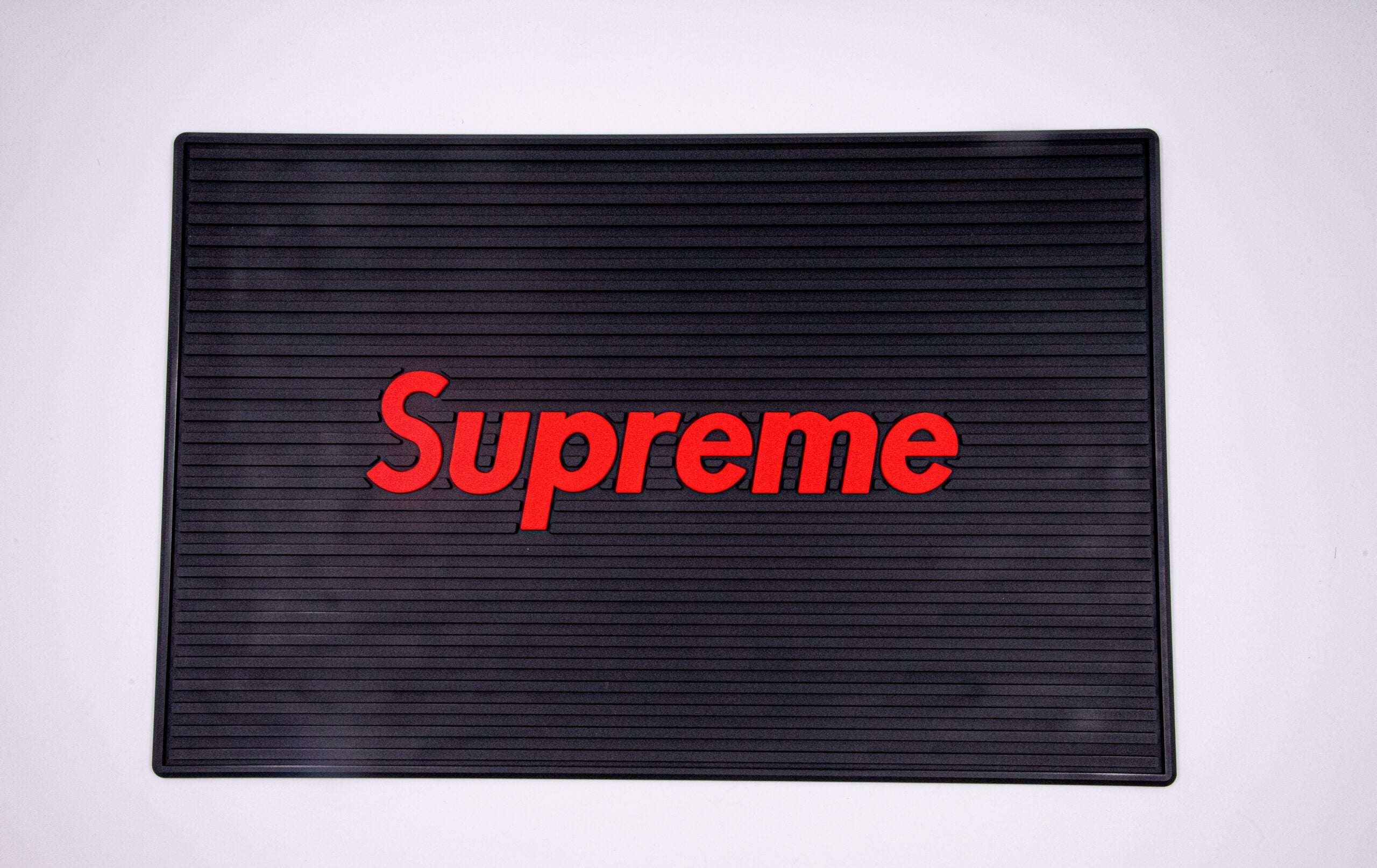 Tapis Anti-Dérapant Noir et Rouge pour Outils Capillaires